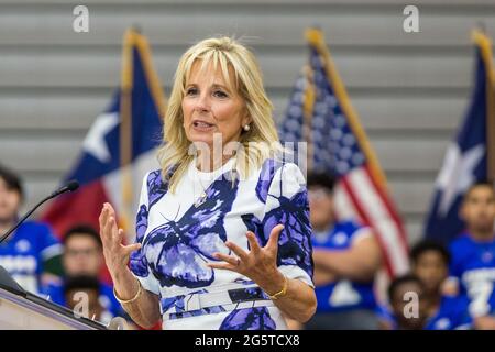 Dallas, Texas, USA. Juni 2021. Die First Lady (FLOTUS), Dr. Jill Biden, hält eine Rede an der Emmett J Conrad High School in Dallas, Texas über die Covid-19-Impfungen. Quelle: Dan Wozniak/ZUMA Wire/Alamy Live News Stockfoto