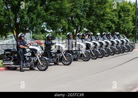 Dallas, Texas, USA. Juni 2021. Die First Lady (FLOTUS), Dr. Jill Biden, hält eine Rede an der Emmett J Conrad High School in Dallas, Texas über die Covid-19-Impfungen. Quelle: Dan Wozniak/ZUMA Wire/Alamy Live News Stockfoto