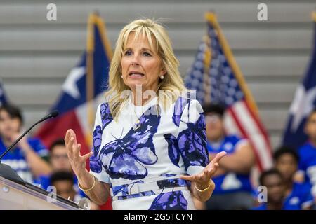 Dallas, Texas, USA. Juni 2021. Die First Lady (FLOTUS), Dr. Jill Biden, hält eine Rede an der Emmett J Conrad High School in Dallas, Texas über die Covid-19-Impfungen. Quelle: Dan Wozniak/ZUMA Wire/Alamy Live News Stockfoto
