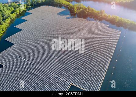 Panorama-Luftaufnahme der erneuerbaren alternativen Stromerzeugung die schwimmende Solarzellenplattform auf dem schönen See Stockfoto