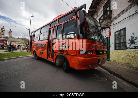 Medellin, Antioquia - Kolumbien am 28. Juni 2021. Demonstranten übernehmen die Kontrolle über einen öffentlichen Bus und vandalisieren ihn, da regierungsfeindliche Proteste zu Zusammenstößen zwischen Demonstranten und der kolumbianischen Bereitschaftspolizei (ESMAD) führen, inmitten politischer Spannungen gegen die Regierung von Präsident Ivan Duque, brutaler Fälle von Polizeigewalt und Ungleichheiten, während Kolumbien einen zweiten Monat lang regierungsfeindlicher Proteste feiert, Narino - Kolumbien am 28. Juni 2021. Stockfoto