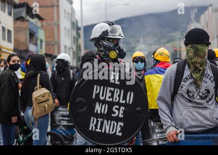 Medellin, Antioquia - Kolumbien am 28. Juni 2021. Ein Demonstrator hält einen handgefertigten Schild mit der Aufschrift „die Menschen geben nicht auf“, während regierungsfeindliche Proteste zu Zusammenstößen zwischen Demonstranten und der kolumbianischen Bereitschaftspolizei (ESMAD) führen, inmitten politischer Spannungen gegen die Regierung von Präsident Ivan Duque, polizeilicher Brutalität und Ungleichheiten, während Kolumbien einen zweiten Monat lang regierungsfeindlicher Proteste feiert, In, Pasto, Narino - Kolumbien am 28. Juni 2021. Stockfoto