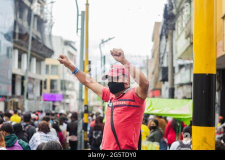 Medellin, Antioquia - Kolumbien am 28. Juni 2021. Ein Demonstranten feiert, wie regierungsfeindliche Proteste zu Zusammenstößen zwischen Demonstranten und der kolumbianischen Bereitschaftspolizei (ESMAD) führen, inmitten politischer Spannungen gegen die Regierung von Präsident Ivan Duque, polizeilicher Brutalität und Ungleichheiten, da Kolumbien am 28. Juni 2021 in, Pasto, Narino - Kolumbien, einen zweiten Monat lang regierungsfeindlicher Proteste feiert. Stockfoto