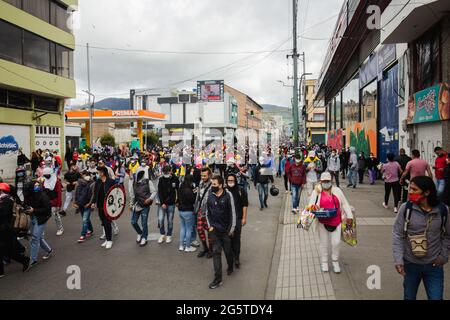 Medellin, Antioquia - Kolumbien am 28. Juni 2021. Demonstranten überfluten die Straßen von Pasto, während regierungsfeindliche Proteste zu Zusammenstößen zwischen Demonstranten und der kolumbianischen Bereitschaftspolizei (ESMAD) führen, inmitten politischer Spannungen gegen die Regierung von Präsident Ivan Duque, brutaler Fälle von Polizeigewalt und Ungleichheiten, da Kolumbien einen zweiten Monat lang Proteste gegen die Regierung feiert, Narino - Kolumbien am 28. Juni 2021. Stockfoto