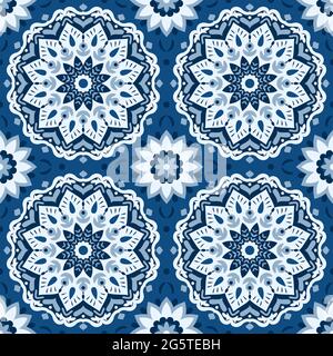 Mediterranes Flair florales Mandala mit Herzen, Ankern, Punkten in ruhigen, beruhigenden, klassischen Blautönen mit geometrischer Ausführung, ideal für jede Oberfläche. Stock Vektor