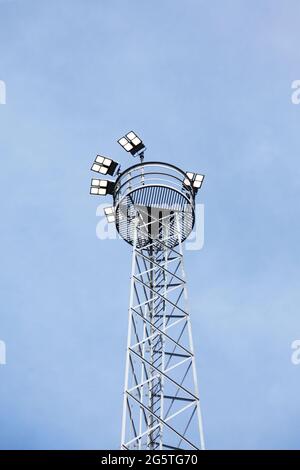 Umea, Norrland Schweden - 10. Juni 2021: Turm mit Beleuchtung am Hafen Stockfoto