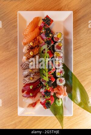 Aufnahme von japanischem Sushi über dem Kopf. Sushi-Set mit Nigiri und Brötchen Stockfoto