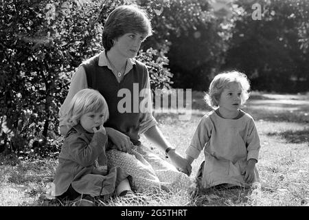 Aktenfoto vom 17/09/80 der damaligen Lady Diana Spencer, 19, Freundin des damaligen Prinzen Charles, im Kindergarten auf dem St. George's Square, Pimlico, London, wo sie als Lehrerin arbeitete. Der Herzog von Cambridge und der Herzog von Sussex bereiten sich darauf vor, ihre Mutter Diana, Prinzessin von Wales, zu ehren, indem sie am Donnerstag an ihrem 60. Geburtstag eine Statue enthüllen. Ausgabedatum: Mittwoch, 30. Juni 2021. Stockfoto