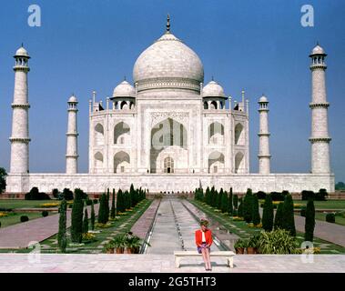 Datei-Foto vom 11/02/92 von Diana, Prinzessin von Wales vor dem Taj Mahal, während einer königlichen Tour durch Indien. Der Herzog von Cambridge und der Herzog von Sussex bereiten sich darauf vor, ihre Mutter Diana, Prinzessin von Wales, zu ehren, indem sie am Donnerstag an ihrem 60. Geburtstag eine Statue enthüllen. Ausgabedatum: Mittwoch, 30. Juni 2021. Stockfoto