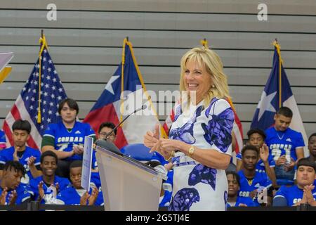 Dallas, Texas, USA. Juni 2021. Die First Lady (FLOTUS), Dr. JILL BIDEN, hält eine Rede an der Emmett J Conrad High School über die COVID-19 Impfungen. First Lady Biden reist in die Gegend von Dallas-Fort Worth, um die Amerikaner zu ermutigen, sich impfen zu lassen. Quelle: Dan Wozniak/ZUMA Wire/Alamy Live News Stockfoto