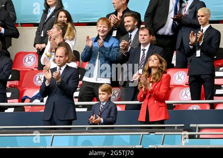 London, Großbritannien, 29/06/2021, vor Prinz William, Herzog von Cambridge mit seiner Frau Catherine, Herzogin von Cambridge und Sohn George, hinter ihm David BECKHAM (GBR/ehemaliger Fußballspieler) und Ed SHEERAN (GBR/Saenger) auf den Tribünen. Runde 16, Spiel M44, England (eng) - Deutschland (GER), am 29. Juni 2021 in London/Großbritannien. Fußball EM 2020 von 06/11/2021 bis 07/11/2021. vÇ¬ Stockfoto