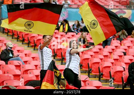 London, UK, 29/06/2021, Fans aus Deutschland mit Flaggen. Runde 16, Spiel M44, England (eng) - Deutschland (GER), am 29. Juni 2021 in London/Großbritannien. Fußball EM 2020 von 06/11/2021 bis 07/11/2021. vÇ¬ Stockfoto