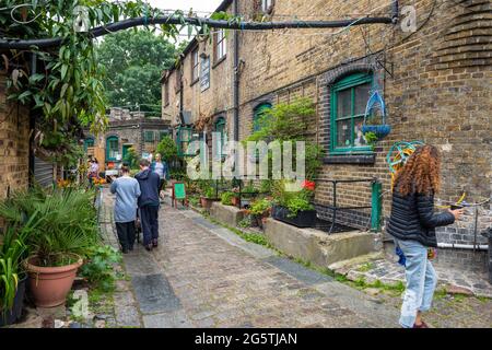 London. UK-06.27.2021: Besucher und Touristen auf der Hackney City Farm. Stockfoto