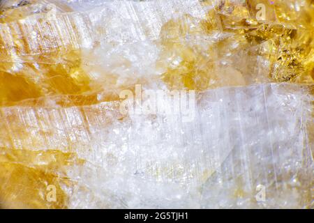Makroaufnahmen von Natursteinproben. Rohkristall aus Citrin-gelbem Quarz-Edelstein aus Brasilien. Schimmernder goldfarbener Hintergrund. Hochwertige Fotos Stockfoto