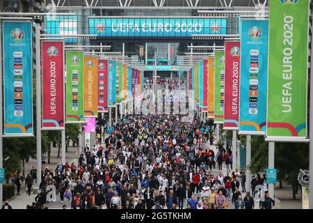 Fans strömen auf den Wembley Way, nachdem England Deutschland geschlagen hat. , . 16-er-Gruppe am 29. Juni 2020 im Wembley Stadium, London, Großbritannien. Kredit: Paul Marriott/Alamy Live Nachrichten Stockfoto