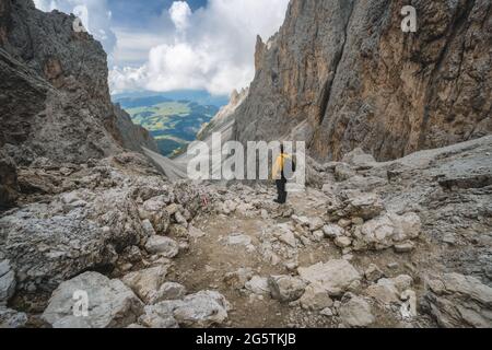 Mann in gelber Jacke und Rucksack am Langkofel, Seiser Alm, Dolomiten - Südtirol, Italien, Europa, UNESCO Stockfoto