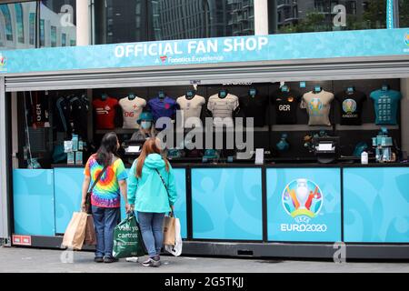 London, Großbritannien. Juni 2021. Ein offizieller Fanshop beim UEFA EURO 2020 der Gruppe 16 im Wembley Stadium, London, Großbritannien, am 29. Juni 2020. Kredit: Paul Marriott/Alamy Live Nachrichten Stockfoto
