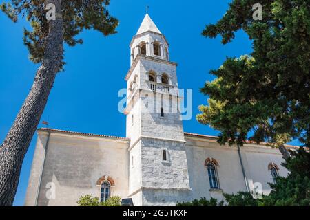 Historische Architektur in Biograd, Glockenturm der St. Stosija Kirche, Dalmatien, Kroatien Stockfoto