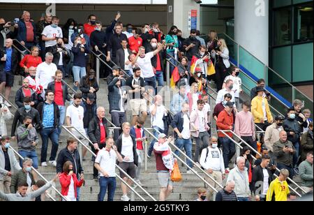 London, Großbritannien. Juni 2021. Fußballfans verlassen die Wembley Park Station vor dem Spiel der UEFA EURO 2020 Group of 16 von England gegen Deutschland im Wembley Stadium, London, Großbritannien, am 29. Juni 2020. Kredit: Paul Marriott/Alamy Live Nachrichten Stockfoto