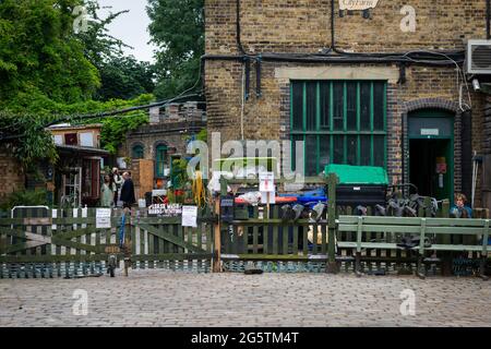 Die Gebäude und das Bauernhaus in Hackney City Farm. Stockfoto