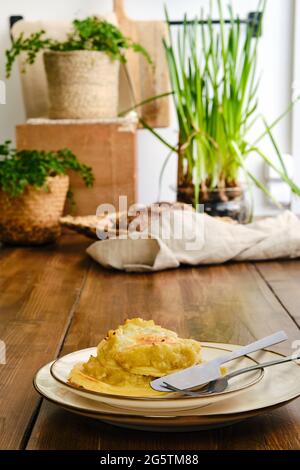 Pfannkuchen mit karamellisiertem Apfel und Kokosnusscreme auf Holztisch Stockfoto