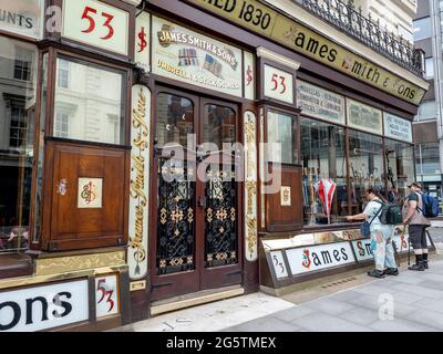 London. UK- 06.27.2021: Das Namensschild und die Vorderseite der berühmten Schirme und Spazierstöcke Facheinzelhändler James Smith und Söhne. Stockfoto