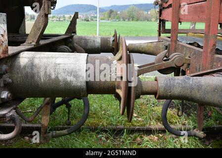Seitenansicht des pneumatischen Modells eines Puffer- und Hakensystems, das auf der Eisenbahn zum Anbringen von Fahrzeugen verwendet wird. Stockfoto