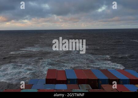 Blick von der Navigationsbrücke auf den hinteren Teil des Containerschiffes, der den Pazifischen Ozean passiert. Stockfoto