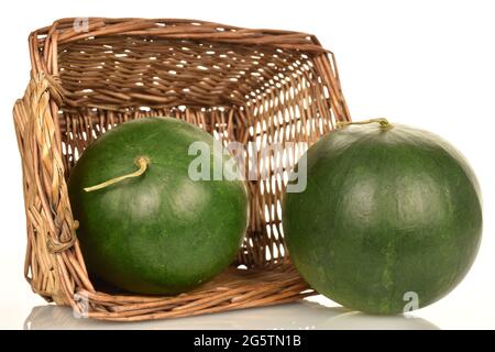 Zwei dunkelgrüne Bio-Wassermelonen in einem Korb mit Reben, Nahaufnahme, auf weißem Hintergrund. Stockfoto