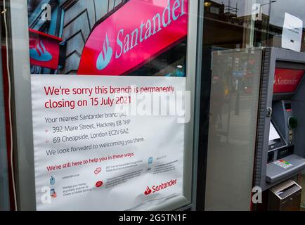 London. UK- 06.25.2021: Ein dauerhafter Hinweis auf das Fenster einer Filiale der Santander Bank. Stockfoto