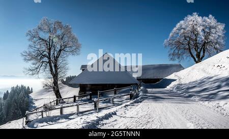 Hof 'Obere Raprüti' auf der Lüderenalp, Edelstein. Langrau im Emmental, am 11.01.2021. Stockfoto