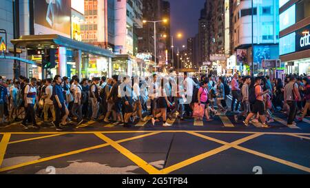 Mong Kok, Kowloon, Hong Kong - 14. OKTOBER 2017 : Menschen auf der Kreuzung der Argyle Street und Nathan Road, Kowloon, Hong Kong am 14. Oktober 2017. Stockfoto