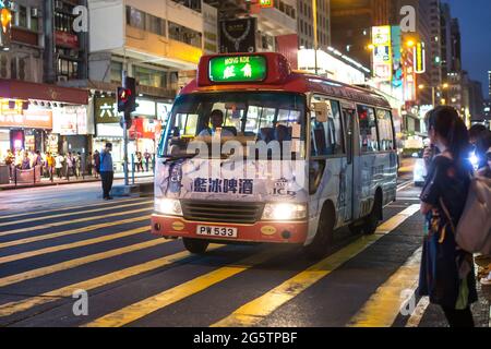 Mong Kok, Kowloon, Hongkong - 14. OKTOBER 2017 : Öffentliche Verkehrsmittel auf der Argyle Street und Nathan Road, Kowloon, Hongkong am 14. Oktober 2017. Stockfoto