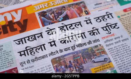 Dehradun, Uttarakhand Indien 28. Juni 2021. Hindi, Coronavirus COVID-19 News Headline in Newspaper of India. Schlagzeilen aus dem Monat März, April 2020. Stockfoto