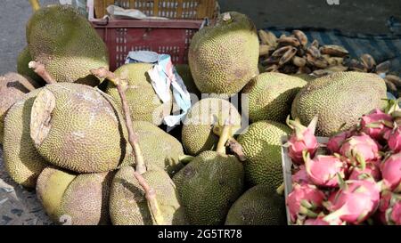 Durian frisches Obst und Drachen cuidFruit auf Klong Toey Markt Großhandel Wet Market Bangkok Thailand größten Lebensmittelverteilzentrum in Südostasien Stockfoto