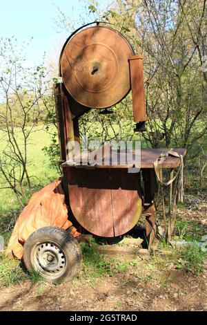 Alte verrostete Bandsäge mit Rädern Stockfoto