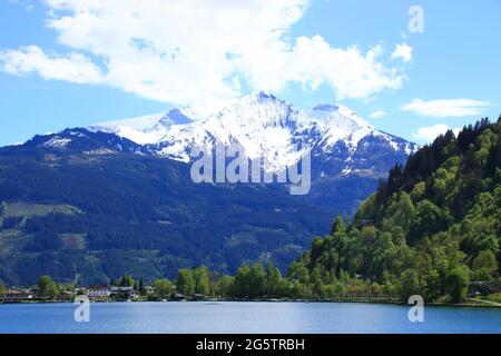 Blick auf die Alpen bei Kaprun mit Blick auf die Schneelinie im Frühjahr Stockfoto