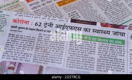 Dehradun, Uttarakhand Indien 28. Juni 2021. Hindi, Coronavirus COVID-19 News Headline in Newspaper of India. Schlagzeilen aus dem Monat März, April 2020. Stockfoto