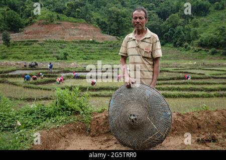 Ein Bauer im Dorf Begnas posiert für EIN Bild mit STROHHUT Stockfoto