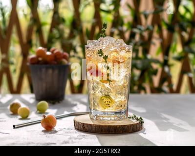 Stachelbeeren-Eistee oder Limonade. Sommer hausgemachte erfrischende Mocktail. Stockfoto