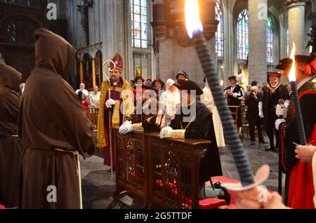 BELGIEN. BRÜSSEL. OMMEGANG. EINGANG VON CHARLES QUINT IN DER KIRCHE NOTRE-DAME DU SABLON. Stockfoto