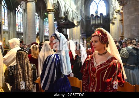 BELGIEN. BRÜSSEL. OMMEGANG. EINGANG VON CHARLES QUINT IN DER KIRCHE NOTRE-DAME DU SABLON. Stockfoto