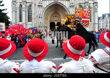 BELGIEN. BRÜSSEL. OMMEGANG. EINGANG VON CHARLES QUINT IN DER KIRCHE NOTRE-DAME DU SABLON. Stockfoto