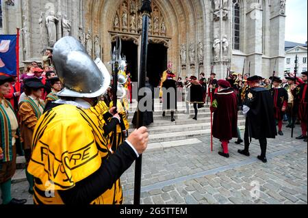 BELGIEN. BRÜSSEL. OMMEGANG. EINGANG VON CHARLES QUINT IN DER KIRCHE VON NOOTRE-DAME DU SABLON. Stockfoto