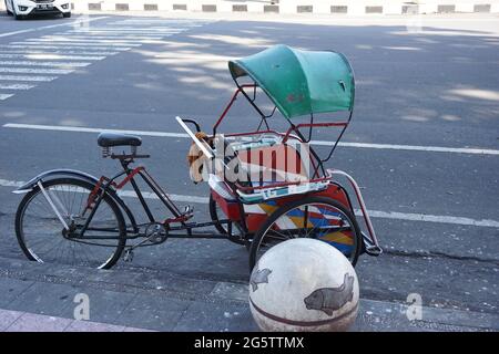 Wegen des Seitenwandels. Becak ist eines der traditionellen indonesischen Transportmittel Stockfoto