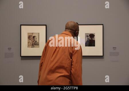 New York, USA. Juni 2021. Am Freitag, den 02.07.2021. Beginnt die Ausstellung 'die neue Frau hinter der Kamera' über Fotografinnen der ersten Hälfte des 20. Jahrhunderts im Metropolitan Museum mit rund 180 Bildern und Objekten von mehr als 120 Fotografinnen. Quelle: Christina Horsten/dpa Quelle: Christina Horsten/dpa - ACHTUNG: Nur für redaktionelle Verwendung im Zusammenhang mit der Berichterstattung über diese Ausstellung und nur mit vollständiger Erwähnung der oben genannten credit/dpa/Alamy Live News Stockfoto