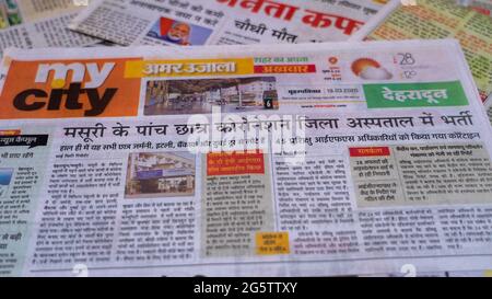 Dehradun, Uttarakhand Indien 28. Juni 2021. Hindi, Coronavirus COVID-19 News Headline in Newspaper of India. Schlagzeilen aus dem Monat März, April 2020. Stockfoto