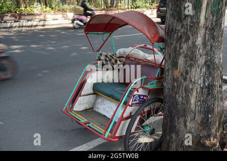 Wegen des Seitenwandels. Becak ist eines der traditionellen indonesischen Transportmittel Stockfoto