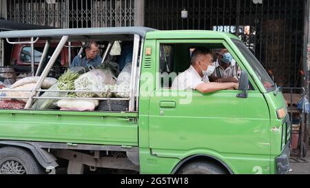 Kleiner grüner LKW man Diiving Klong Toey Market Wet Market Bangkok Thailand größter Lebensmittelverteiler in Südostasien Stockfoto