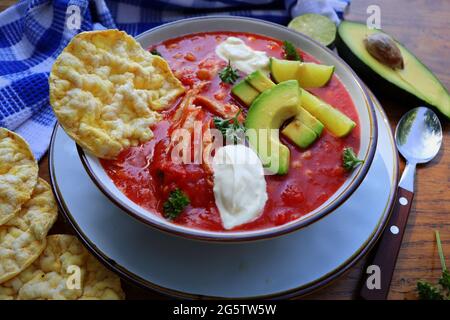 Hühnertortilla-Chilisuppe mit Bohnen, Avocado, Limette, . Traditionelles mexikanisches Gericht Stockfoto